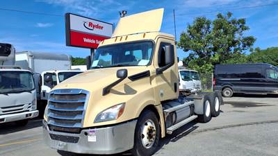 Freightliner Cascadia 126 Day Cab Truck - 450HP, 12 Speed Automatic