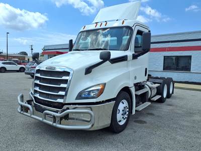 Freightliner Cascadia 126 Day Cab Truck - 450HP, 12 Speed Automatic