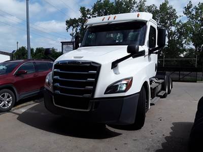 Freightliner Cascadia 126 Day Cab Truck - 450HP, 12 Speed Automatic