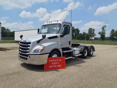 Freightliner Cascadia 126 Day Cab Truck - 455HP, 10 Speed Manual