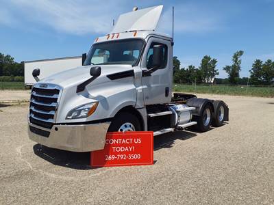 Freightliner Cascadia 126 Day Cab Truck - 455HP, 10 Speed Manual