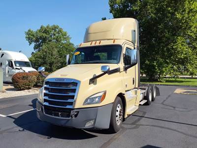Freightliner Cascadia 126 Day Cab Truck - 455HP, 12 Speed Automatic