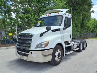 Freightliner Cascadia 126 Day Cab Truck - 450HP, 12 Speed Automatic