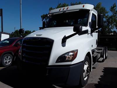 Freightliner Cascadia 126 Day Cab Truck - 450HP, 12 Speed Automatic