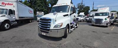 Freightliner Cascadia 126 Single Axle Day Cab Truck - 450HP, 10 Speed Manual