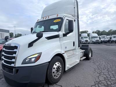 Freightliner Cascadia 126 Single Axle Day Cab Truck - 455HP, 12 Speed Automatic