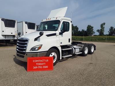 Freightliner Cascadia 126 Day Cab Truck - 455HP, 12 Speed Automatic