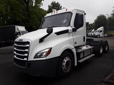 Freightliner Cascadia 126 Day Cab Truck - 475HP, 10 Speed Manual