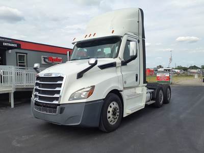 Freightliner Cascadia 126 Day Cab Truck - 455HP, 12 Speed Automatic