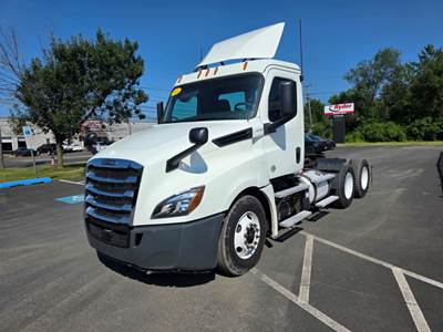 Freightliner Cascadia 126 Day Cab Truck - 450HP, 12 Speed Automatic