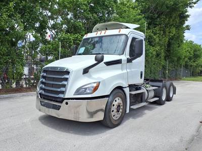 Freightliner Cascadia 126 Day Cab Truck - 450HP, 12 Speed Automatic
