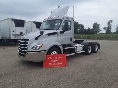 Freightliner Cascadia 126 Day Cab Truck - 455HP, 10 Speed Manual