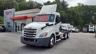 Freightliner Cascadia 126 Day Cab Truck - 450HP, 12 Speed Automatic