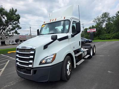 Freightliner Cascadia 126 Day Cab Truck - 450HP, 12 Speed Automatic