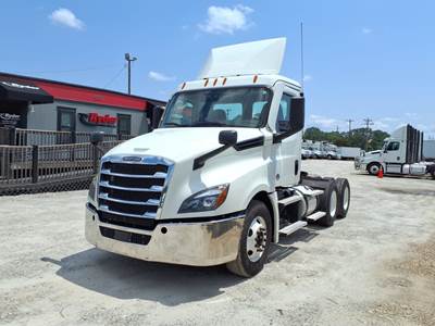 Freightliner Cascadia 126 Day Cab Truck - 450HP, 12 Speed Automatic