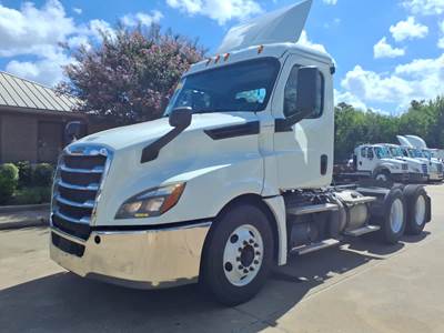 Freightliner Cascadia 126 Day Cab Truck - 450HP, 12 Speed Automatic