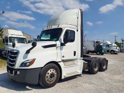 Freightliner Cascadia 126 Day Cab Truck - 400HP, 12 Speed Automatic