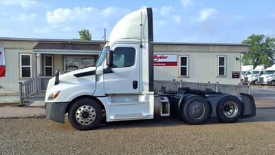 Freightliner Cascadia 126 Day Cab Truck - 400HP, 12 Speed Automatic