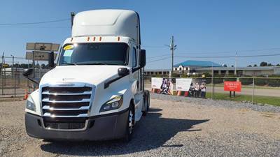Freightliner Cascadia 126 Day Cab Truck - 400HP, 12 Speed Automatic