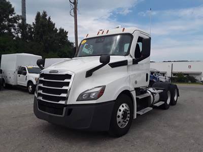 Freightliner Cascadia 126 Day Cab Truck - 450HP, 12 Speed Automatic