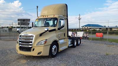 Freightliner Cascadia 126 Day Cab Truck - 455HP, 12 Speed Automatic