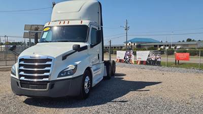 Freightliner Cascadia 126 Day Cab Truck - 400HP, 12 Speed Automatic