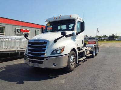 Freightliner Cascadia 126 Day Cab Truck - 455HP, 12 Speed Automatic