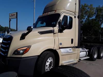 Freightliner Cascadia 126 Day Cab Truck - 455HP, 12 Speed Automatic