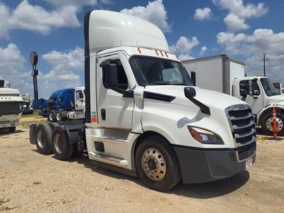 Freightliner Cascadia 126 Day Cab Truck - 400HP, 12 Speed Automatic