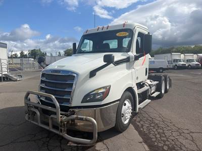 Freightliner Cascadia 126 Day Cab Truck - 450HP, 12 Speed Automatic