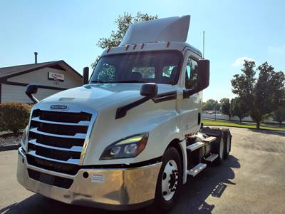 Freightliner Cascadia 126 Day Cab Truck - 450HP, 12 Speed Automatic