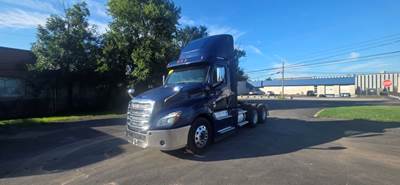 Freightliner Cascadia 126 Day Cab Truck - 400HP, 12 Speed Automatic