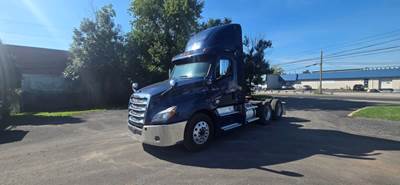 Freightliner Cascadia 126 Day Cab Truck - 400HP, 12 Speed Automatic