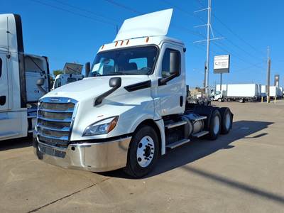 Freightliner Cascadia 126 Day Cab Truck - 455HP, 12 Speed Automatic
