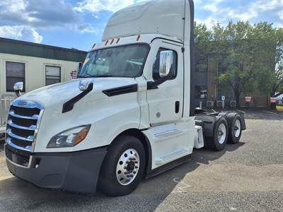 Freightliner Cascadia 126 Day Cab Truck - 455HP, 12 Speed Automatic