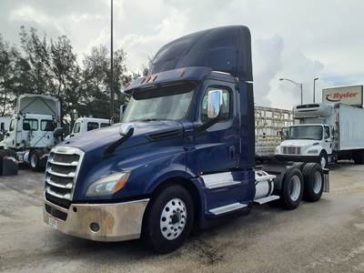 Freightliner Cascadia 126 Day Cab Truck - 400HP, 12 Speed Automatic