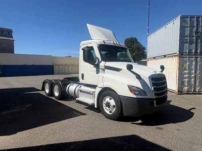 Freightliner Cascadia 126 Day Cab Truck - 450HP, 12 Speed Automatic