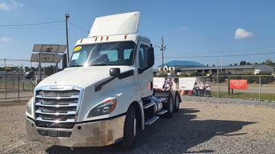Freightliner Cascadia 126 Day Cab Truck - 450HP, 12 Speed Automatic