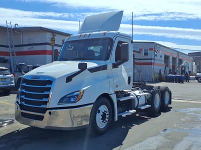 Freightliner Cascadia 126 Day Cab Truck - 455HP, 12 Speed Automatic