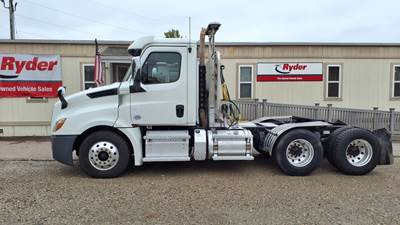 Freightliner Cascadia 126 Day Cab Truck - 455HP, 13 Speed Manual