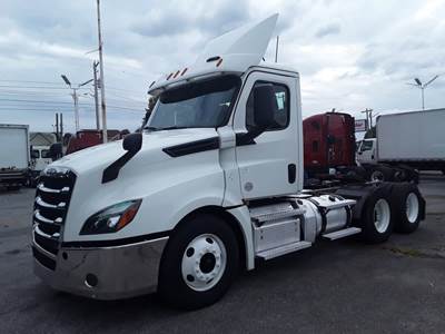 Freightliner Cascadia 126 Day Cab Truck - 455HP, 12 Speed Automatic