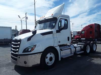 Freightliner Cascadia 126 Day Cab Truck - 455HP, 12 Speed Automatic
