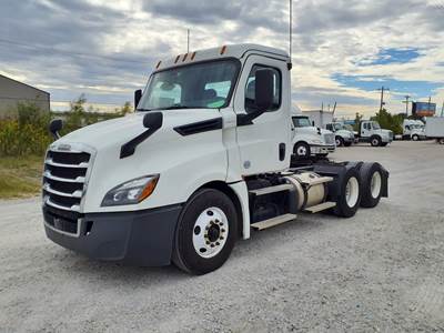 Freightliner Cascadia 126 Day Cab Truck - 450HP, 10 Speed Automatic