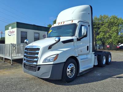 Freightliner Cascadia 126 Day Cab Truck - 455HP, 12 Speed Automatic