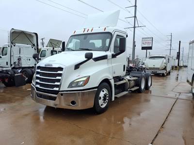 Freightliner Cascadia 126 Day Cab Truck - 455HP, 12 Speed Automatic