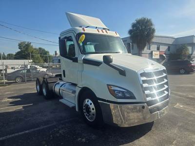 Freightliner Cascadia 126 Day Cab Truck - 450HP, 12 Speed Automatic