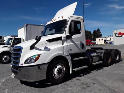 Freightliner Cascadia 126 Day Cab Truck - 455HP, 12 Speed Automatic