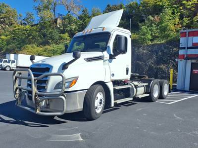 Freightliner Cascadia 126 Day Cab Truck - 450HP, 12 Speed Automatic