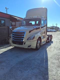 Freightliner Cascadia 126 Day Cab Truck - 455HP, 12 Speed Automatic