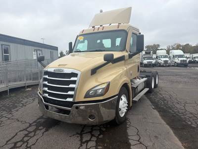 Freightliner Cascadia 126 Day Cab Truck - 450HP, 12 Speed Automatic